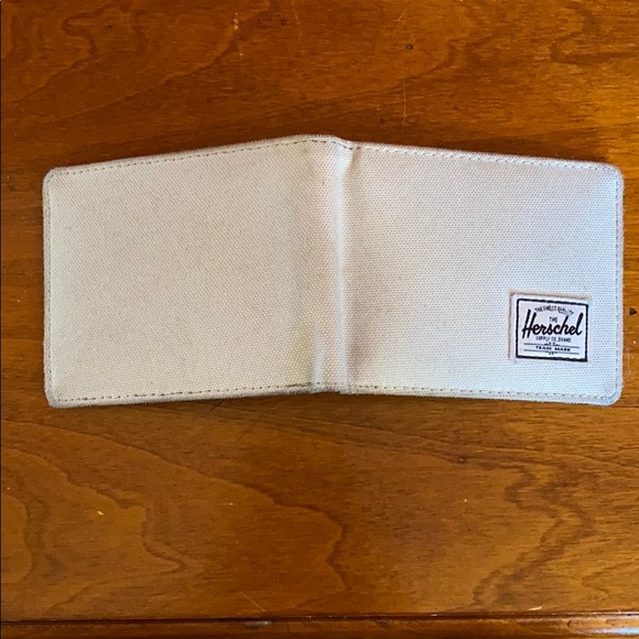 Grey Herschel and Co. wallet - Picture 5 of 7